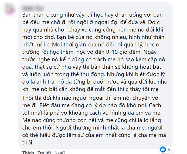 Đi chơi với bạn bè, mẹ theo sau tới tận bàn uống nước, cô bé 15 tuổi bất lực cầu cứu vì bị kìm kẹp, thực sự là bất hạnh hay ngược lại?-9