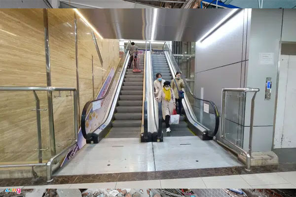 Nhân viên an ninh cứu bé trai khỏi thang cuốn ở Trung Quốc-1