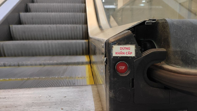 Từ vụ bé gái bị thang cuốn nuốt cánh tay: Nút dừng khẩn cấp của thang cuốn nằm ở đâu, làm thế nào để ứng phó cho kịp?-1