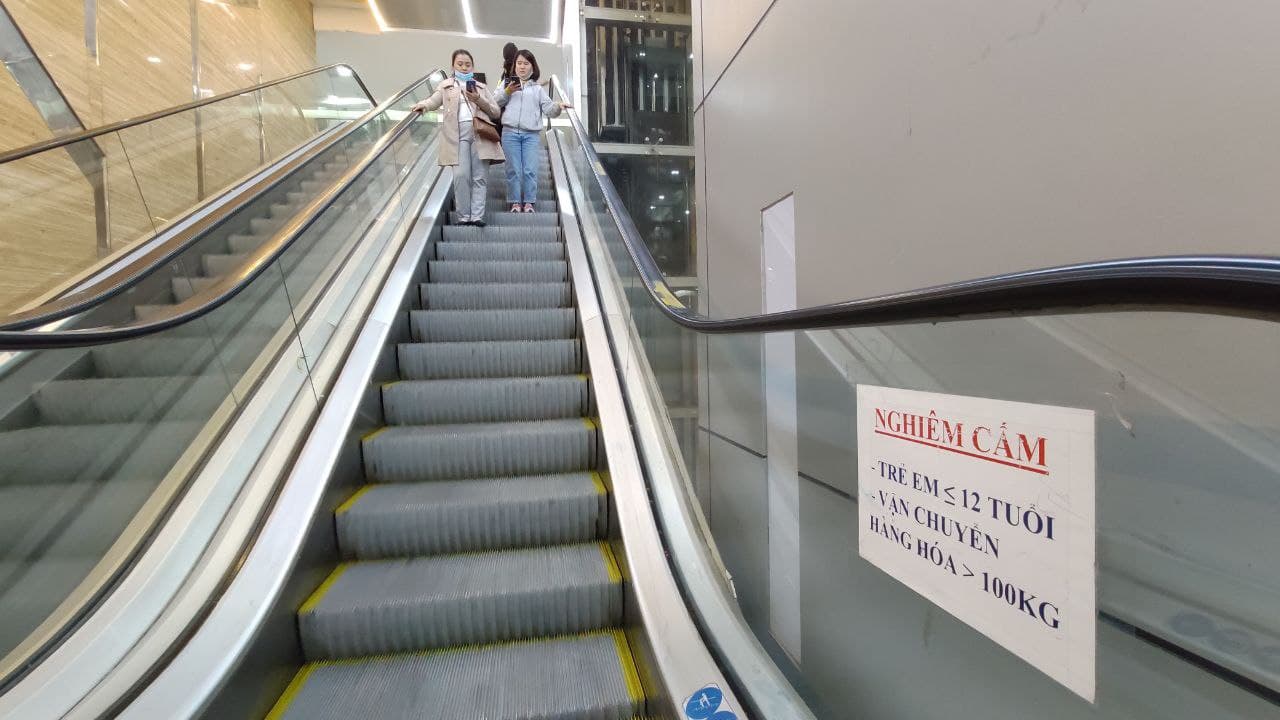 Từ vụ bé gái bị thang cuốn nuốt cánh tay: Nút dừng khẩn cấp của thang cuốn nằm ở đâu, làm thế nào để ứng phó cho kịp?-5