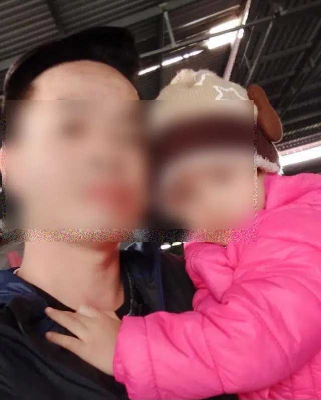 Nghe tiếng chó sủa, chủ nhà chạy ra mở cổng phát hiện bé gái 3 tuổi bò lổm ngổm trong chăn-1