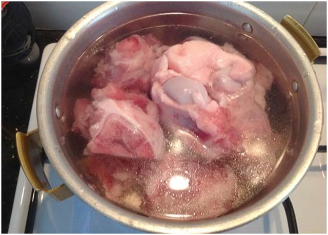 Luộc thịt, ninh xương bằng nước lạnh hay nước sôi mới đúng?-3