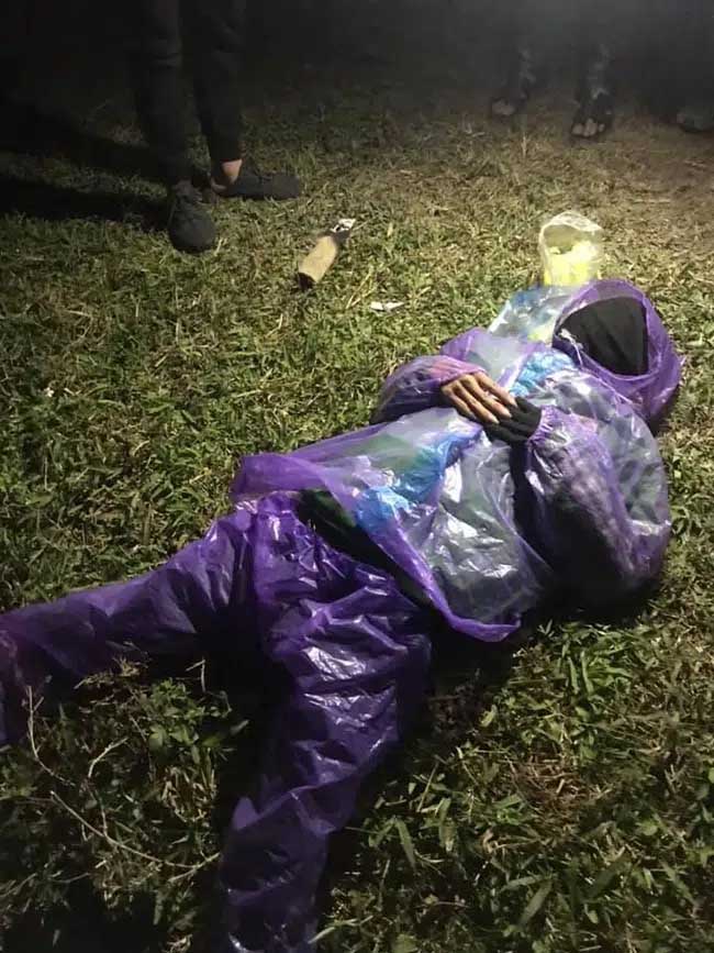 Nam thanh niên mặc đồng phục xe ôm công nghệ nằm bất động tại bãi cỏ ven sông giữa trời giá rét và sự thật phía sau khiến nhiều người ngã ngửa-1