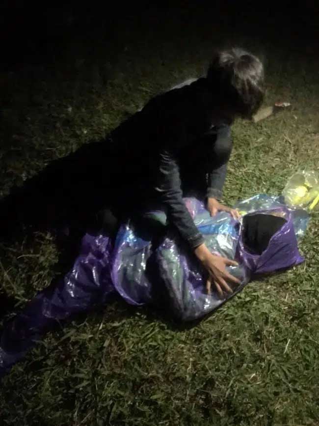 Nam thanh niên mặc đồng phục xe ôm công nghệ nằm bất động tại bãi cỏ ven sông giữa trời giá rét và sự thật phía sau khiến nhiều người ngã ngửa-2