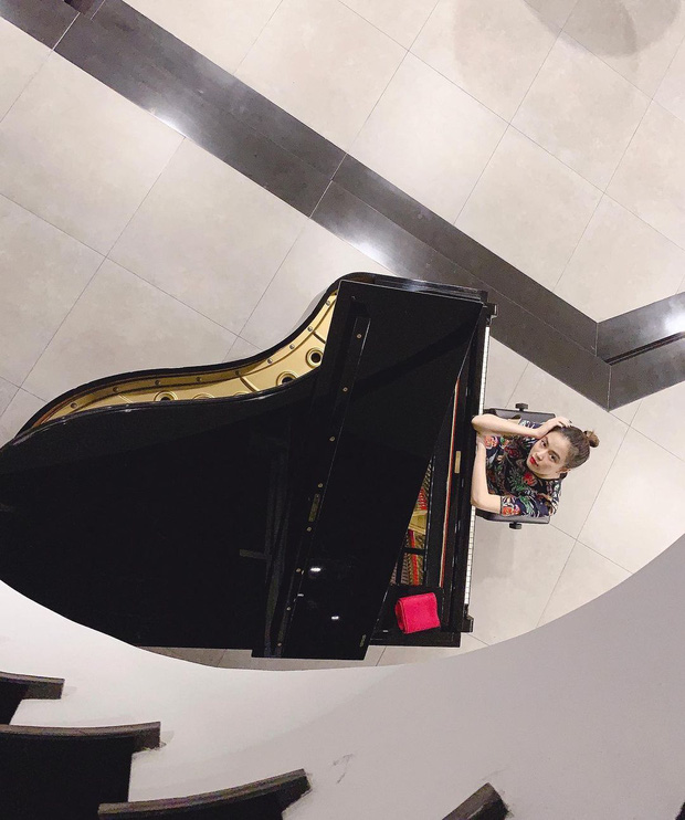 Căn nhà rộng đi mỏi chân của Hoàng Thuỳ Linh: Màu đen chủ đạo nhìn cực sang, có tủ quần áo đẹp phát hờn-5