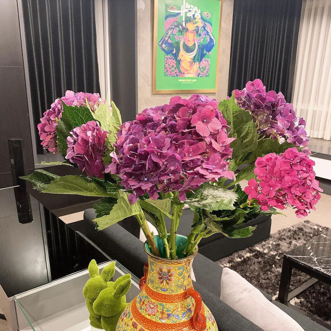 Căn nhà rộng đi mỏi chân của Hoàng Thuỳ Linh: Màu đen chủ đạo nhìn cực sang, có tủ quần áo đẹp phát hờn-6