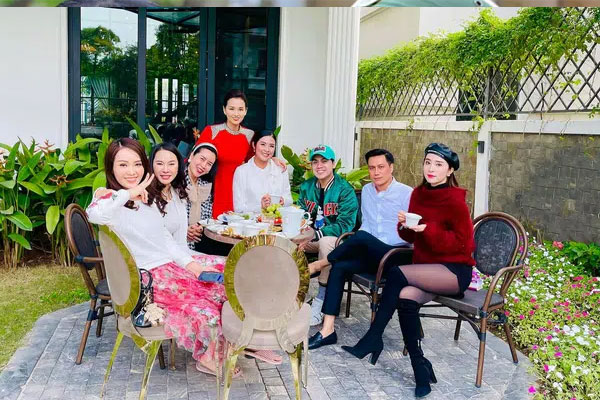Quỳnh Nga biến clip nướng chả cá thành màn khoe vòng 1 ngồn ngộn như sắp trào ra ngoài, Việt Anh lao luôn vào bình luận-6