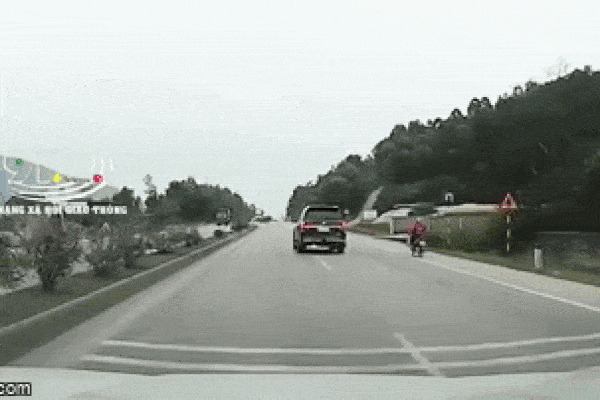 CLIP: Ô tô 7 chỗ húc dằn mặt xe con sau va chạm, thủ phạm thừa cơ lủi mất-1