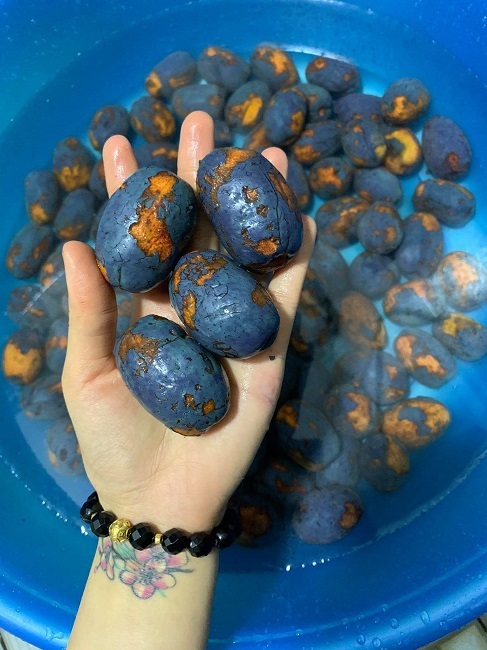 Thứ quả đen sì, trước rụng đầy đồi thành đặc sản gây nghiện được chị em săn lùng-2