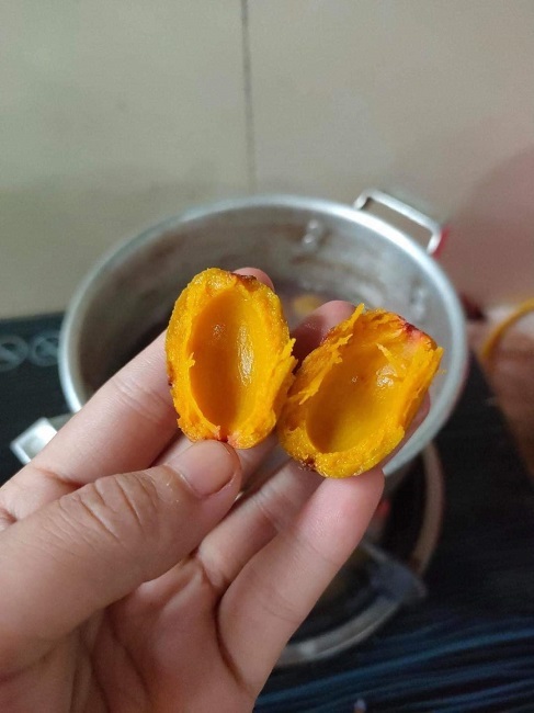 Thứ quả đen sì, trước rụng đầy đồi thành đặc sản gây nghiện được chị em săn lùng-5