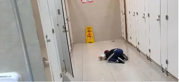 Bé trai 6 tuổi làm điều đáng xấu hổ còn tỏ thái độ thỏa mãn trong nhà vệ sinh nữ, phản ứng của người mẹ càng khiến ai nấy nóng mặt-1