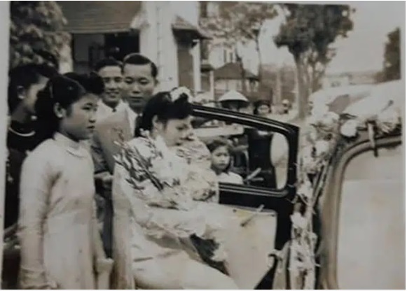 Đám cưới của con gái thương gia sống trong căn nhà 800m2 trên phố Hàng Bè: Mời khách ăn 3 ngày, quan khách lác mắt” vì số lượng xe hơi, vàng và kim cương-2