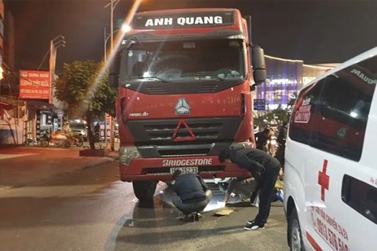 Va chạm với xe container, 1 thai phụ tử vong, 1 người bị thương