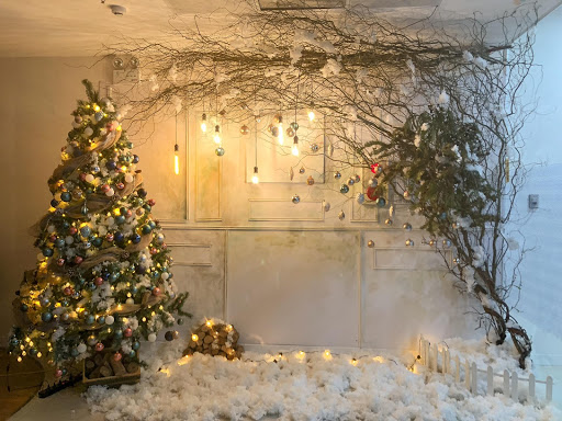 Tận hưởng mùa giáng sinh trong căn nhà được trang trí tuyệt đẹp với những trang trí đầy ý tưởng sáng tạo. Chỉ với một chút khéo léo, bạn có thể biến ngôi nhà của mình thành một không gian giáng sinh đặc biệt.