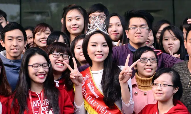 Chùm ảnh hoa hậu về thăm trường: Đỗ Thị Hà nhận cơn mưa chê trách nhưng Kỳ Duyên mới là tâm điểm vì tặng hoa cho người không ngờ-19