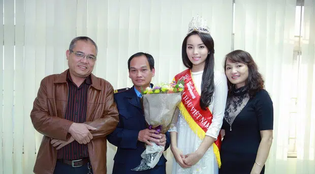 Chùm ảnh hoa hậu về thăm trường: Đỗ Thị Hà nhận cơn mưa chê trách nhưng Kỳ Duyên mới là tâm điểm vì tặng hoa cho người không ngờ-20