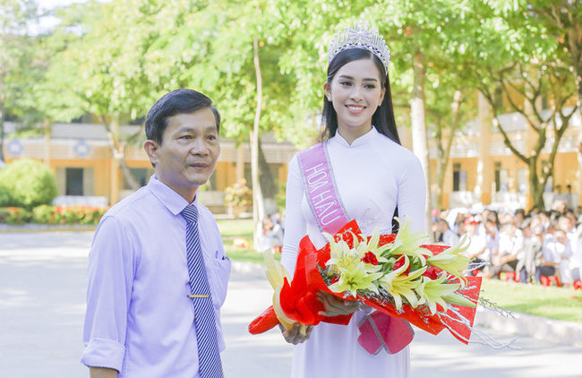 Chùm ảnh hoa hậu về thăm trường: Đỗ Thị Hà nhận cơn mưa chê trách nhưng Kỳ Duyên mới là tâm điểm vì tặng hoa cho người không ngờ-2