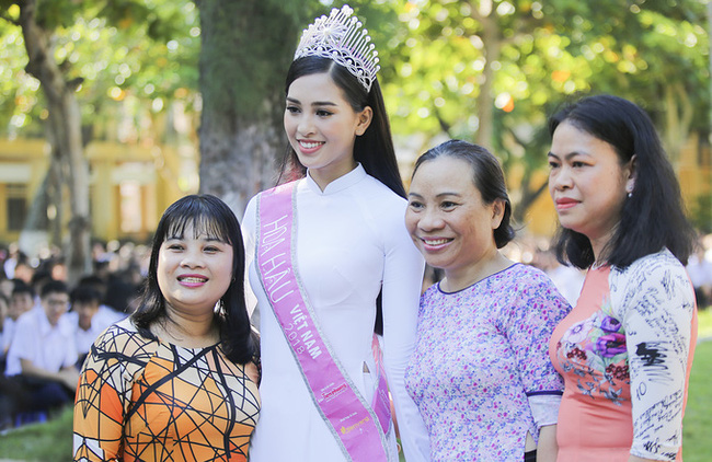 Chùm ảnh hoa hậu về thăm trường: Đỗ Thị Hà nhận cơn mưa chê trách nhưng Kỳ Duyên mới là tâm điểm vì tặng hoa cho người không ngờ-3