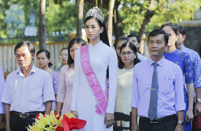 Chùm ảnh hoa hậu về thăm trường: Đỗ Thị Hà nhận cơn mưa chê trách nhưng Kỳ Duyên mới là tâm điểm vì tặng hoa cho người không ngờ-4