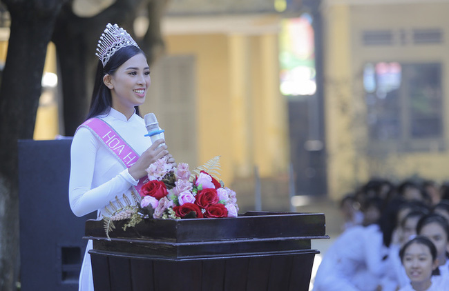 Chùm ảnh hoa hậu về thăm trường: Đỗ Thị Hà nhận cơn mưa chê trách nhưng Kỳ Duyên mới là tâm điểm vì tặng hoa cho người không ngờ-5
