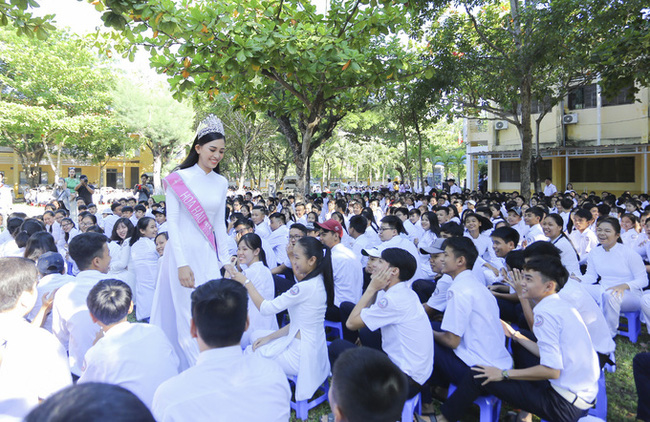 Chùm ảnh hoa hậu về thăm trường: Đỗ Thị Hà nhận cơn mưa chê trách nhưng Kỳ Duyên mới là tâm điểm vì tặng hoa cho người không ngờ-6