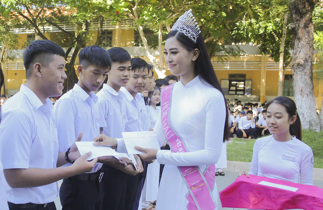 Chùm ảnh hoa hậu về thăm trường: Đỗ Thị Hà nhận cơn mưa chê trách nhưng Kỳ Duyên mới là tâm điểm vì tặng hoa cho người không ngờ-7