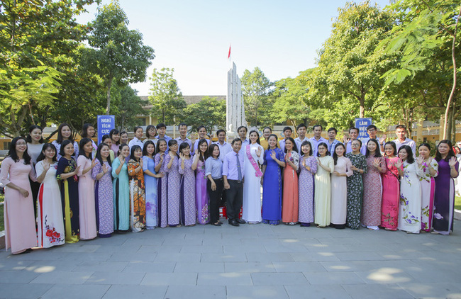 Chùm ảnh hoa hậu về thăm trường: Đỗ Thị Hà nhận cơn mưa chê trách nhưng Kỳ Duyên mới là tâm điểm vì tặng hoa cho người không ngờ-8