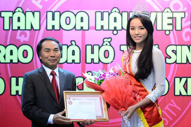 Chùm ảnh hoa hậu về thăm trường: Đỗ Thị Hà nhận cơn mưa chê trách nhưng Kỳ Duyên mới là tâm điểm vì tặng hoa cho người không ngờ-16