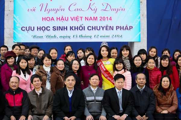 Chùm ảnh hoa hậu về thăm trường: Đỗ Thị Hà nhận cơn mưa chê trách nhưng Kỳ Duyên mới là tâm điểm vì tặng hoa cho người không ngờ-12