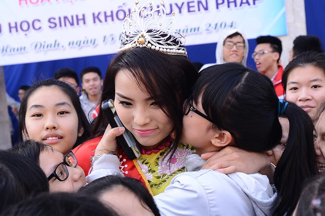 Chùm ảnh hoa hậu về thăm trường: Đỗ Thị Hà nhận cơn mưa chê trách nhưng Kỳ Duyên mới là tâm điểm vì tặng hoa cho người không ngờ-13