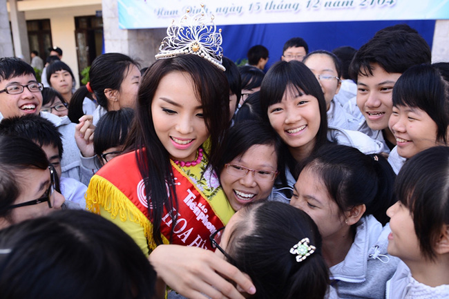 Chùm ảnh hoa hậu về thăm trường: Đỗ Thị Hà nhận cơn mưa chê trách nhưng Kỳ Duyên mới là tâm điểm vì tặng hoa cho người không ngờ-14