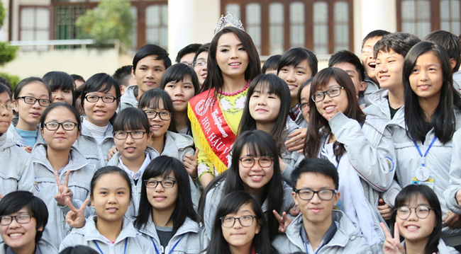 Chùm ảnh hoa hậu về thăm trường: Đỗ Thị Hà nhận cơn mưa chê trách nhưng Kỳ Duyên mới là tâm điểm vì tặng hoa cho người không ngờ-15