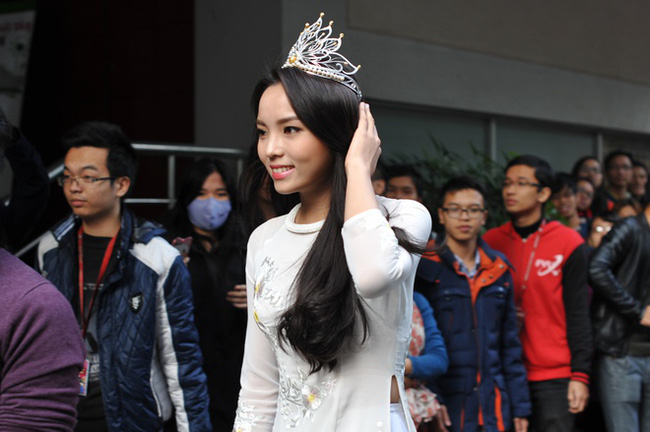 Chùm ảnh hoa hậu về thăm trường: Đỗ Thị Hà nhận cơn mưa chê trách nhưng Kỳ Duyên mới là tâm điểm vì tặng hoa cho người không ngờ-18