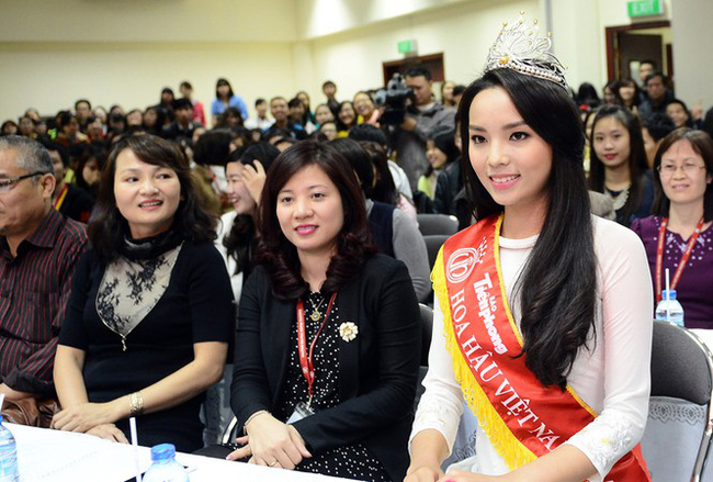 Chùm ảnh hoa hậu về thăm trường: Đỗ Thị Hà nhận cơn mưa chê trách nhưng Kỳ Duyên mới là tâm điểm vì tặng hoa cho người không ngờ-17