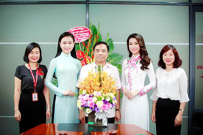 Chùm ảnh hoa hậu về thăm trường: Đỗ Thị Hà nhận cơn mưa chê trách nhưng Kỳ Duyên mới là tâm điểm vì tặng hoa cho người không ngờ-9