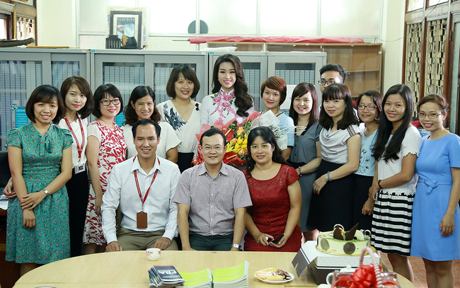 Chùm ảnh hoa hậu về thăm trường: Đỗ Thị Hà nhận cơn mưa chê trách nhưng Kỳ Duyên mới là tâm điểm vì tặng hoa cho người không ngờ-10