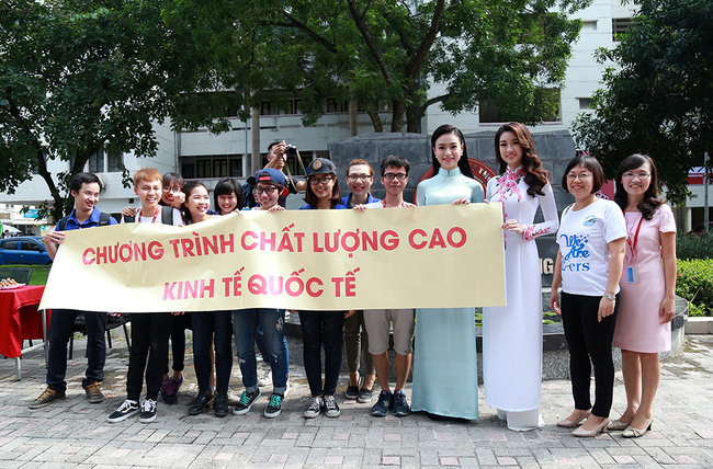 Chùm ảnh hoa hậu về thăm trường: Đỗ Thị Hà nhận cơn mưa chê trách nhưng Kỳ Duyên mới là tâm điểm vì tặng hoa cho người không ngờ-11