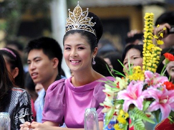 Chùm ảnh hoa hậu về thăm trường: Đỗ Thị Hà nhận cơn mưa chê trách nhưng Kỳ Duyên mới là tâm điểm vì tặng hoa cho người không ngờ-26