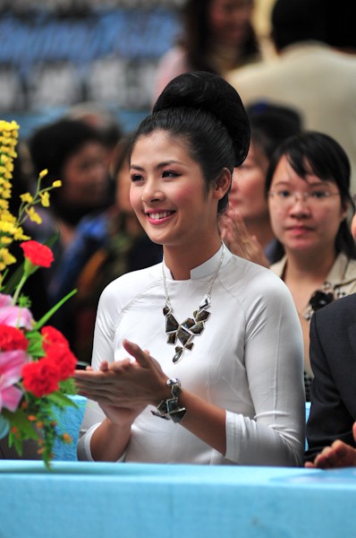 Chùm ảnh hoa hậu về thăm trường: Đỗ Thị Hà nhận cơn mưa chê trách nhưng Kỳ Duyên mới là tâm điểm vì tặng hoa cho người không ngờ-28