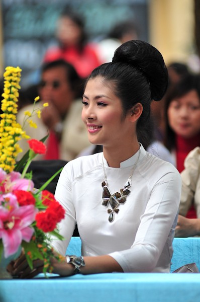 Chùm ảnh hoa hậu về thăm trường: Đỗ Thị Hà nhận cơn mưa chê trách nhưng Kỳ Duyên mới là tâm điểm vì tặng hoa cho người không ngờ-27