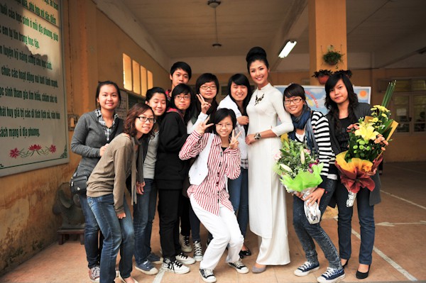 Chùm ảnh hoa hậu về thăm trường: Đỗ Thị Hà nhận cơn mưa chê trách nhưng Kỳ Duyên mới là tâm điểm vì tặng hoa cho người không ngờ-29