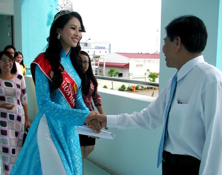 Chùm ảnh hoa hậu về thăm trường: Đỗ Thị Hà nhận cơn mưa chê trách nhưng Kỳ Duyên mới là tâm điểm vì tặng hoa cho người không ngờ-22