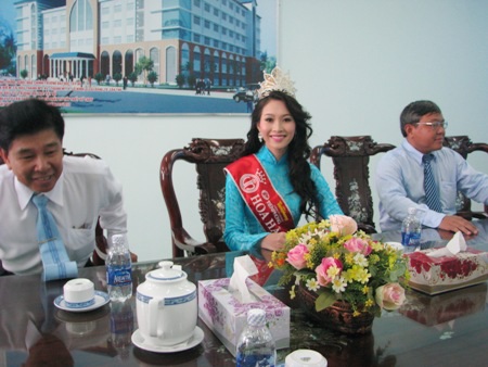 Chùm ảnh hoa hậu về thăm trường: Đỗ Thị Hà nhận cơn mưa chê trách nhưng Kỳ Duyên mới là tâm điểm vì tặng hoa cho người không ngờ-21