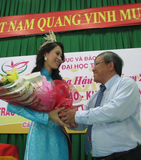 Chùm ảnh hoa hậu về thăm trường: Đỗ Thị Hà nhận cơn mưa chê trách nhưng Kỳ Duyên mới là tâm điểm vì tặng hoa cho người không ngờ-23
