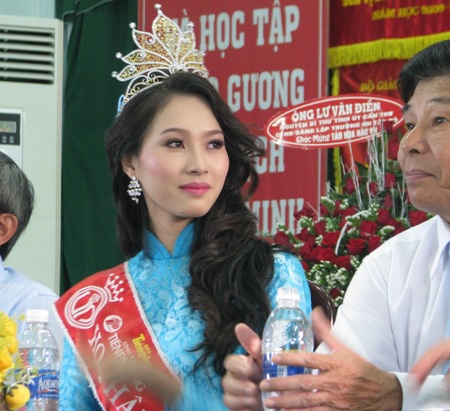 Chùm ảnh hoa hậu về thăm trường: Đỗ Thị Hà nhận cơn mưa chê trách nhưng Kỳ Duyên mới là tâm điểm vì tặng hoa cho người không ngờ-24