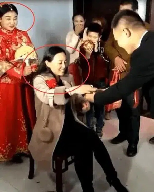 Mẹ vô tình giật spotlight của con gái trong ngày tân hôn, câu nói của chú rể khiến cô dâu vừa ngượng vừa xấu hổ-1