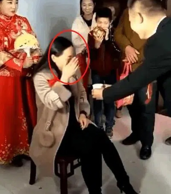 Mẹ vô tình giật spotlight của con gái trong ngày tân hôn, câu nói của chú rể khiến cô dâu vừa ngượng vừa xấu hổ-2