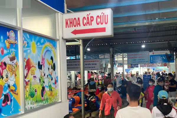 Bé trai bị bà ngược đãi thậm tệ, trần truồng giữa trời giá rét với nhiều vết thương trên cơ thể khiến cộng đồng xót xa-4