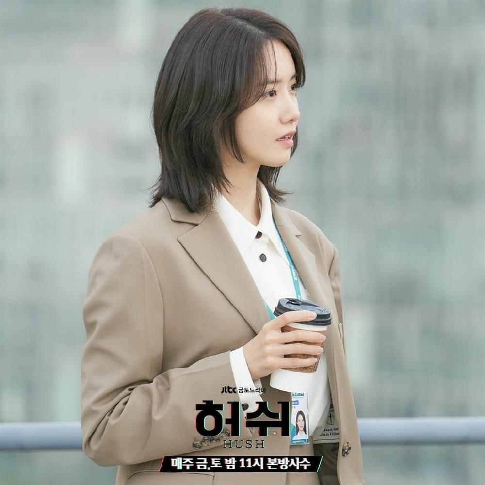 Style công sở của Yoona từ phim ra ngoài đời đều chuẩn đẹp, hội chị em học thì đi làm chẳng lo mặc xấu-2