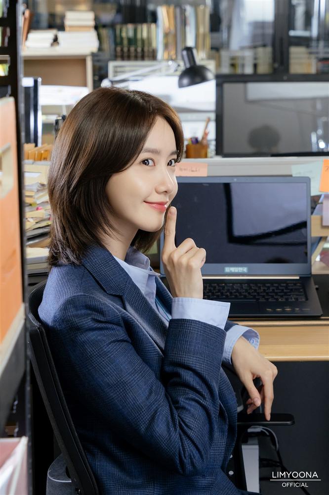 Style công sở của Yoona từ phim ra ngoài đời đều chuẩn đẹp, hội chị em học thì đi làm chẳng lo mặc xấu-5